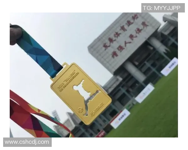 于汉超：从青涩少年到足球明星的奋斗历程与荣耀时刻