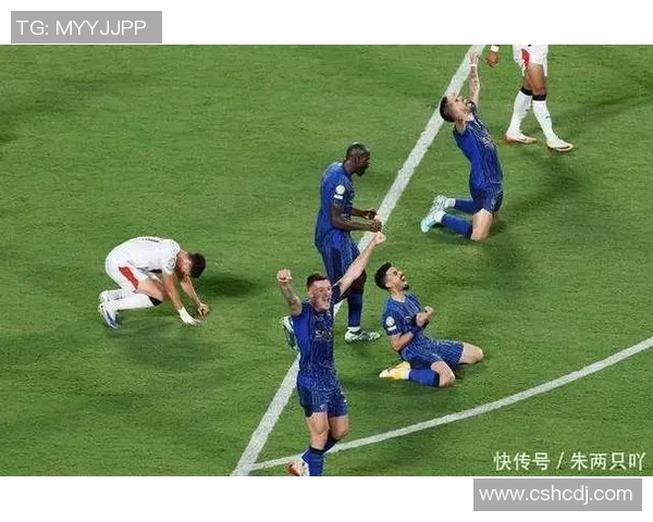 足球明星遭遇意外撞击瞬间反应引发球迷热议与媒体关注